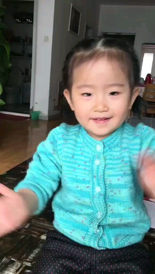 #家有萌娃#年俗儿歌:小孩小孩你别馋,过了腊八就是年。腊八粥,喝几天,哩哩啦啦二十三。