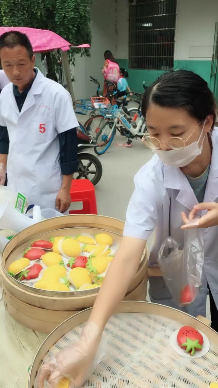 姐姐摆摊卖卡通馒头,一年一辆车一套房
