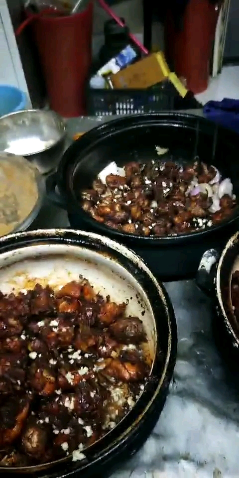 瓦香鸡特色干锅