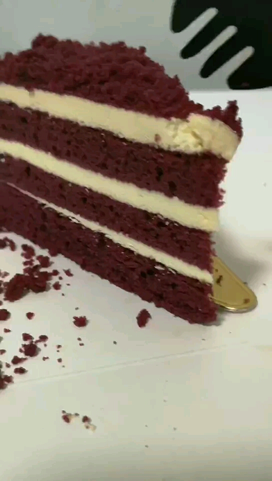 下班回家发现一家甜品店 名字叫非榴不可,太可爱的蛋糕 忍不住买回家偷吃,结果还