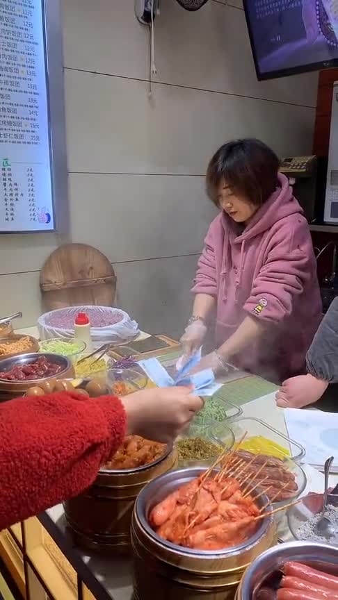 五彩糯米包饭团,十块钱一个,老板已经买豪宅了。