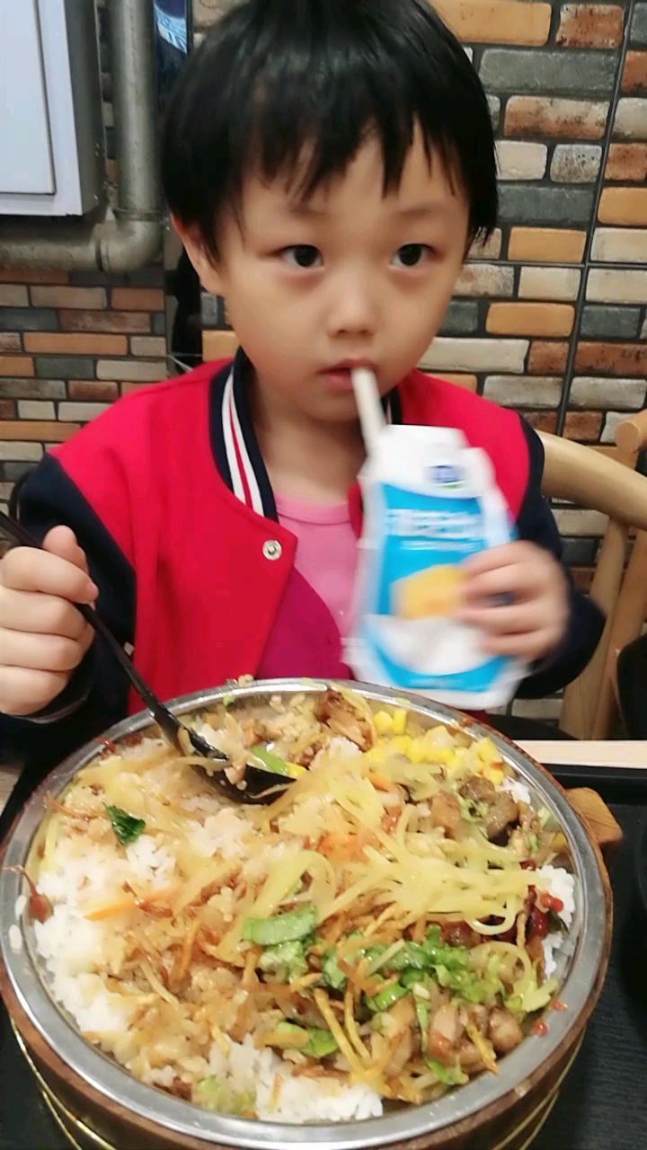 宝贝爱吃烤肉拌饭,东北的碗大吧