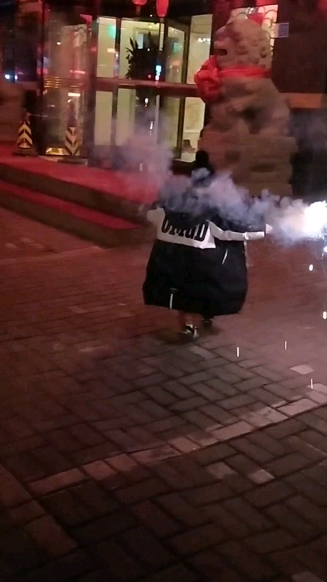 放烟花的小孩儿