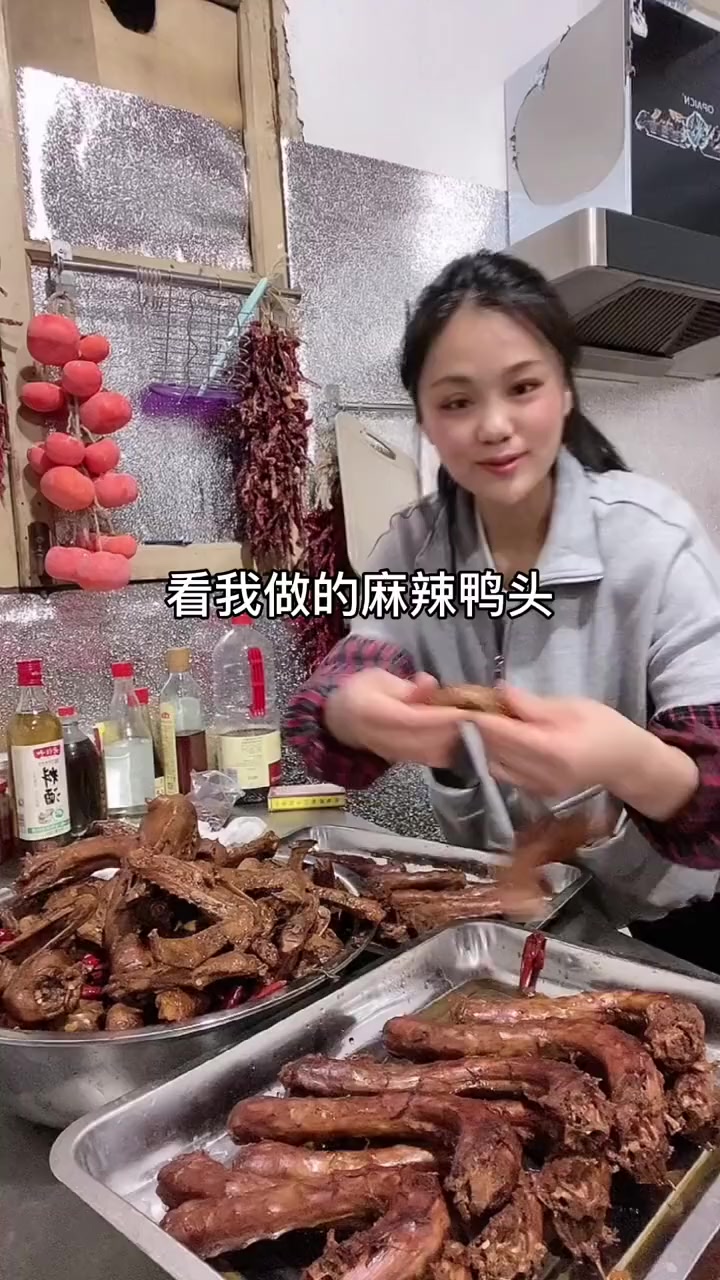 #我要上热门#春天是淡季从去年摆摊到现有了自己的小私厨陪伴着孩子自己又充实麻辣鸭头做法分享