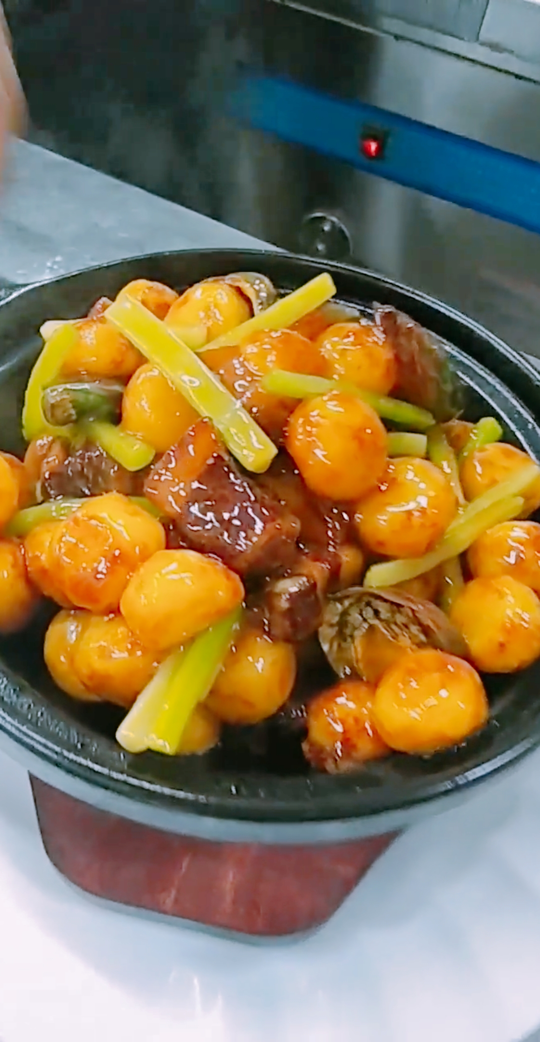 #美食哥#冬季菜肴出锅装盘《卤蛋红烧肉》