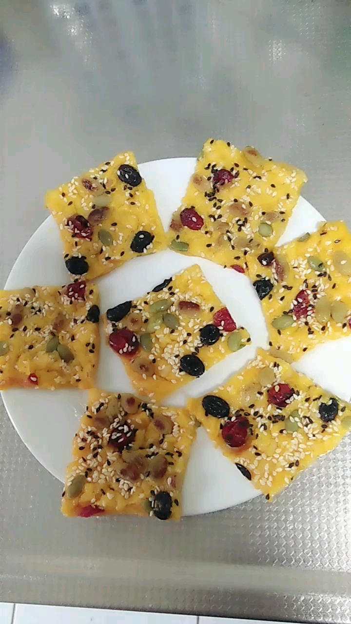 南瓜剩粥凉糕,都是没吃完的舍不得倒就加糯米粉面粉和成稀糊用电饼铛烙了加喜欢的点缀