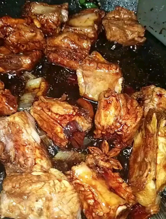 #舌尖上的美食#红烧排骨炖土豆的家常做法,教你在家简单做,招待客人有面子