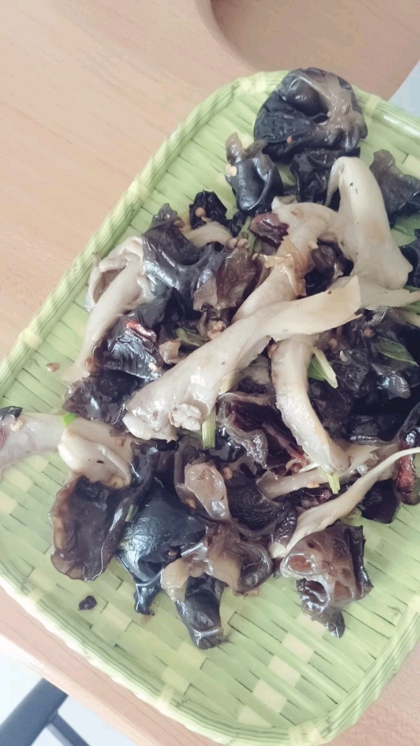 #舌尖上的旅行#韭菜炒饹馇,蘑菇炒木耳