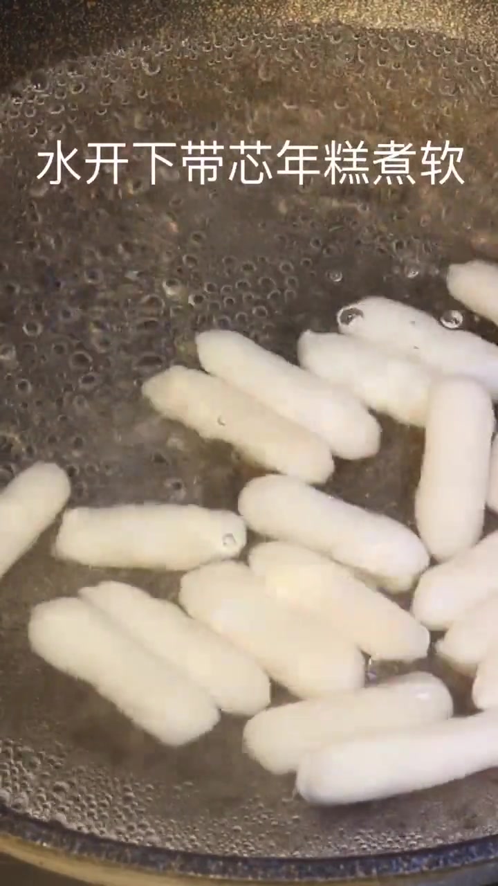 辣白菜炒年糕,这次用的是蛋黄馅的年糕,很美味哦