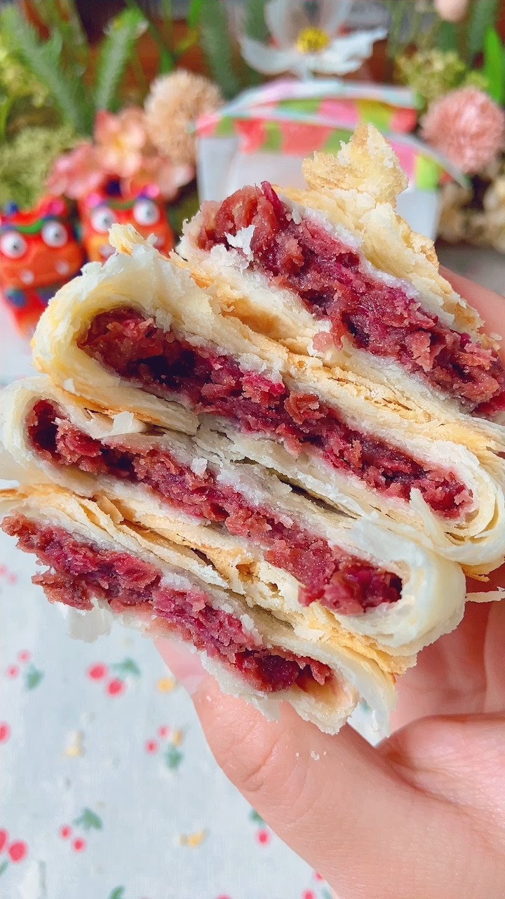 三朵鲜花一个饼,一口下去,满嘴的玫瑰花香味。嘉华鲜花饼,快去尝。