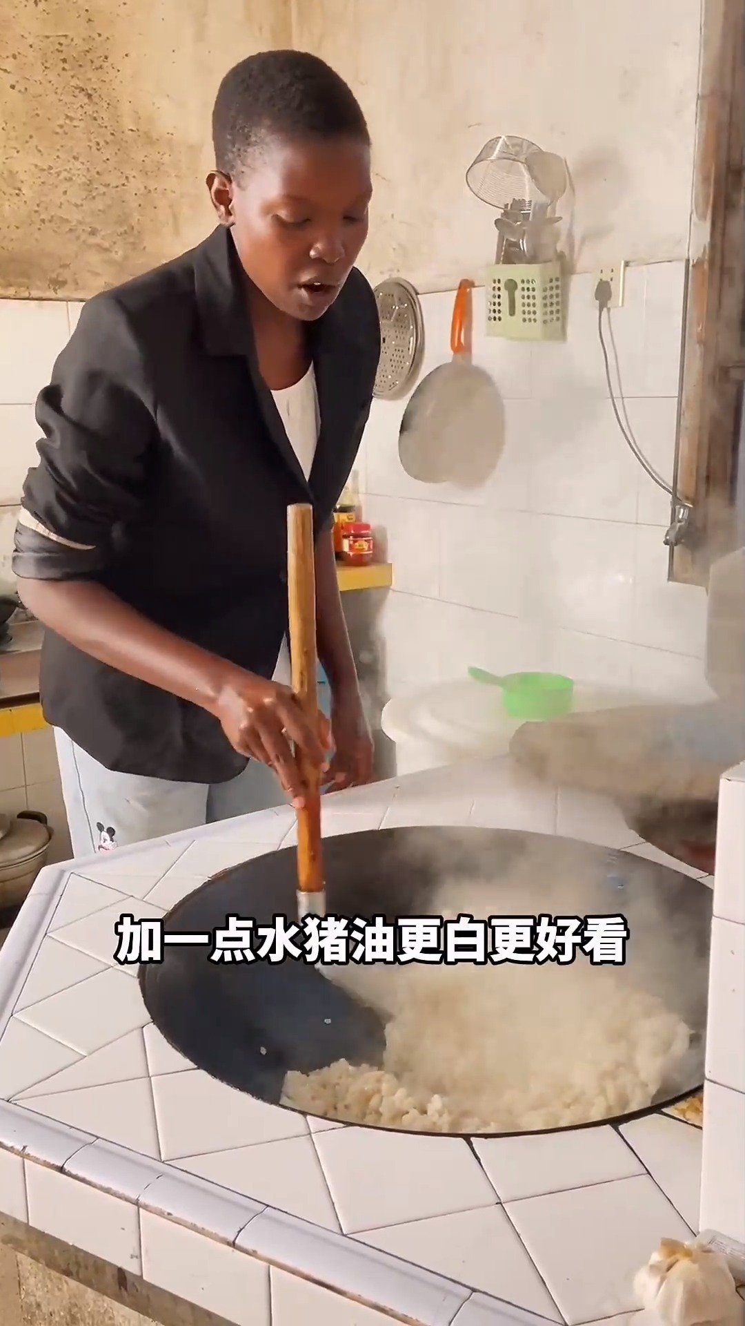 #美食记#家里猪油没有了,炼一锅猪油,做道猪油渣炒辣椒,越吃越香!