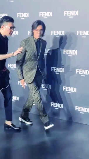 #娱乐#陈坤佩戴眼镜化身斯文小王子这颜值还是可以爆打一些小鲜肉的行走的力量