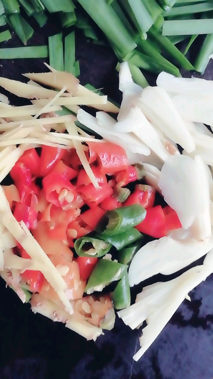 #黑暗料理之王#嗨!你家吃的什么,来我这里吃吧鱿鱼炒韭菜。