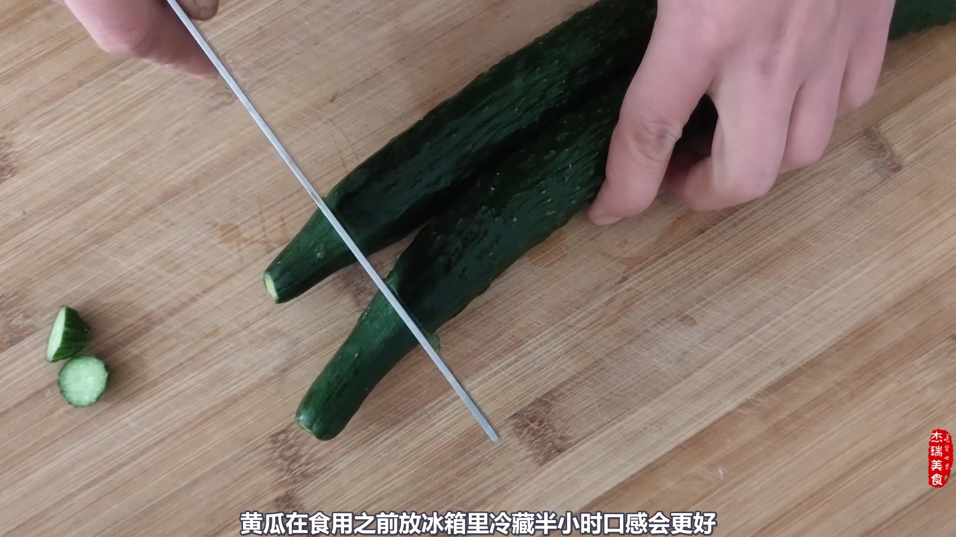 凉拌黄瓜,怎样才能做出饭店的味道?料汁是关键,爽脆又入味,香