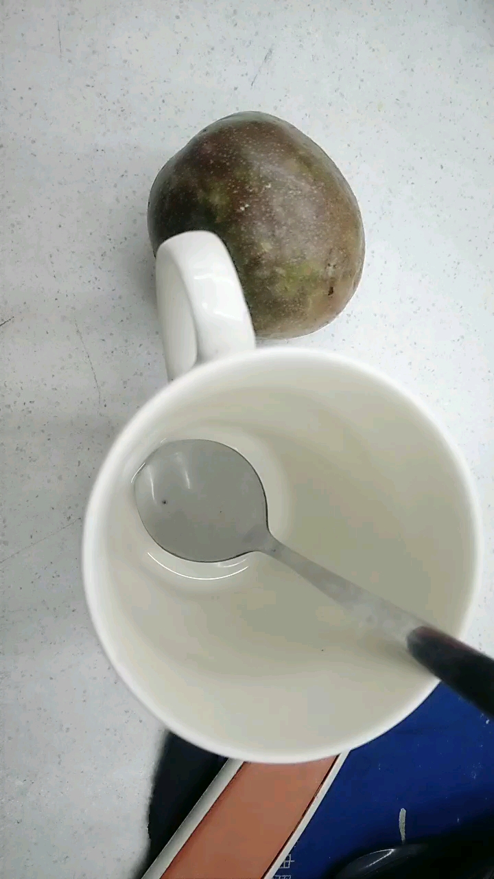 想吃吗?百香果加蜂蜜