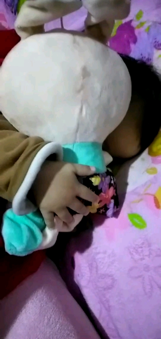 喝奶非要抱着她的小兔子