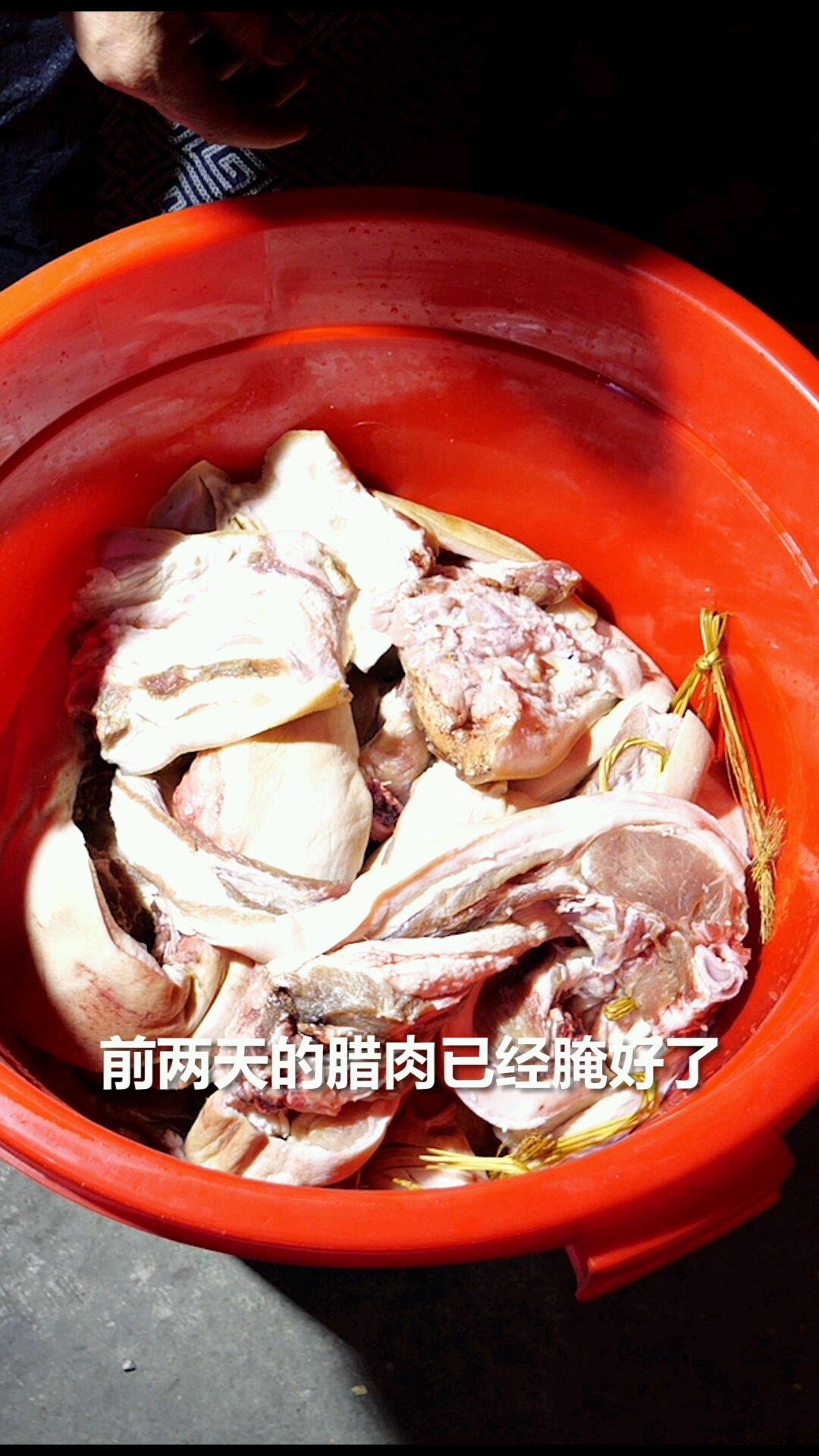 #欢乐幸福年#农村大叔教你做腊肉,烟熏一个月晶莹剔透香喷喷的腊肉