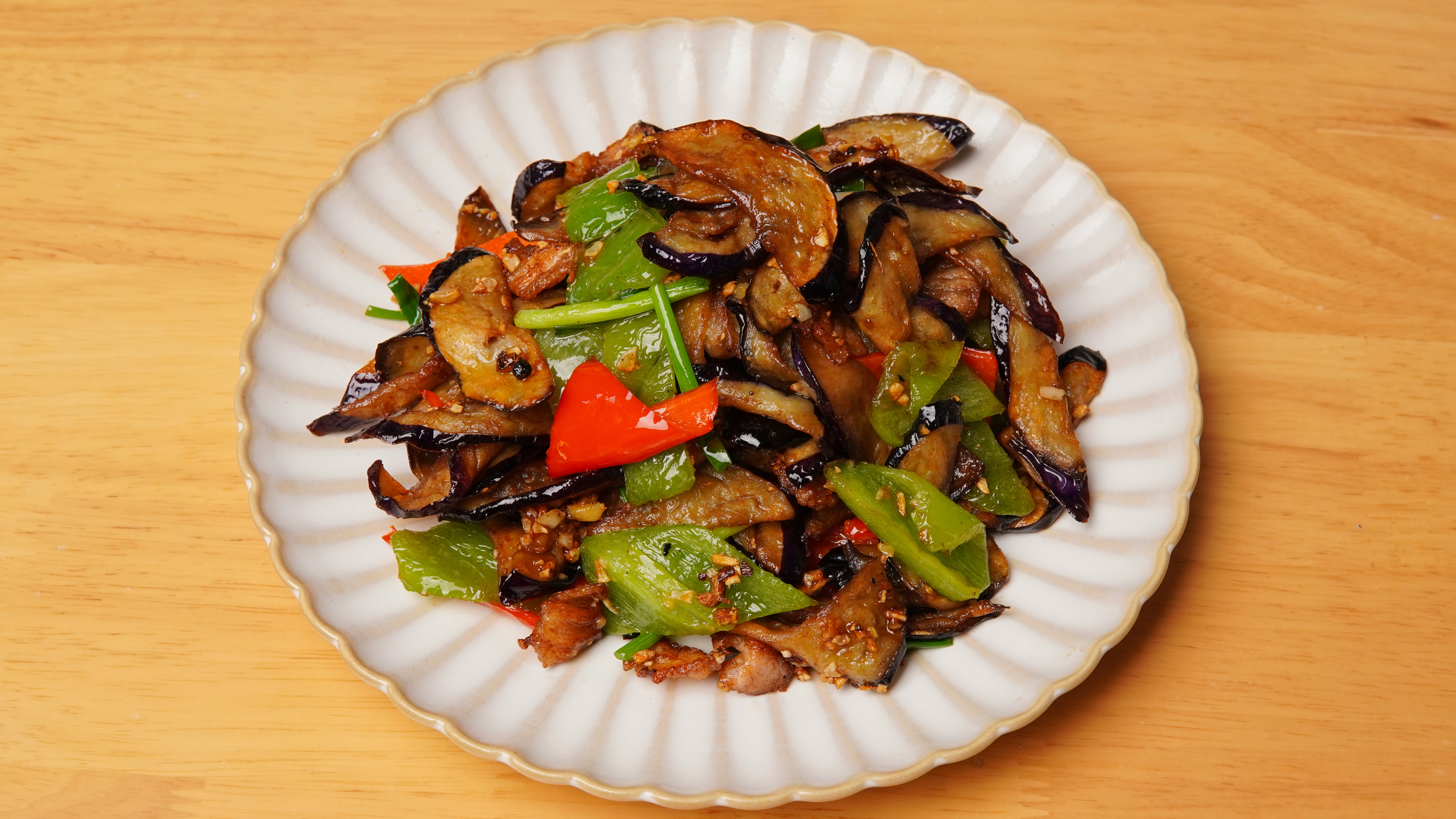茄子里放入1个鸡蛋,居然这么好吃,大厨教你干煸茄子的家常做法