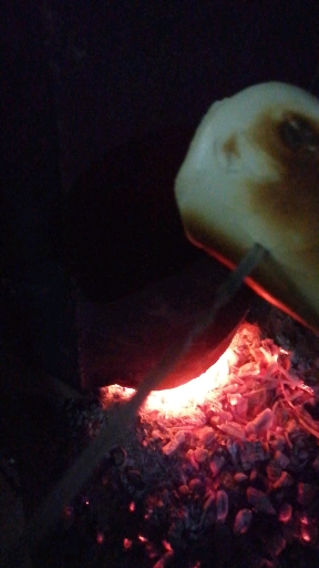 有火烤两个馒头,作为我们的宵夜,让我想起儿时在火炉旁烤馒头土豆片,一晃二十几年了