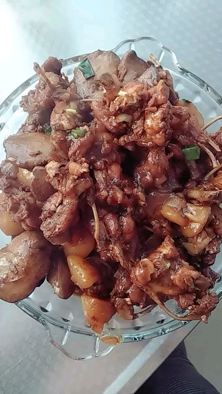 鸡骨架炖土豆出锅开造