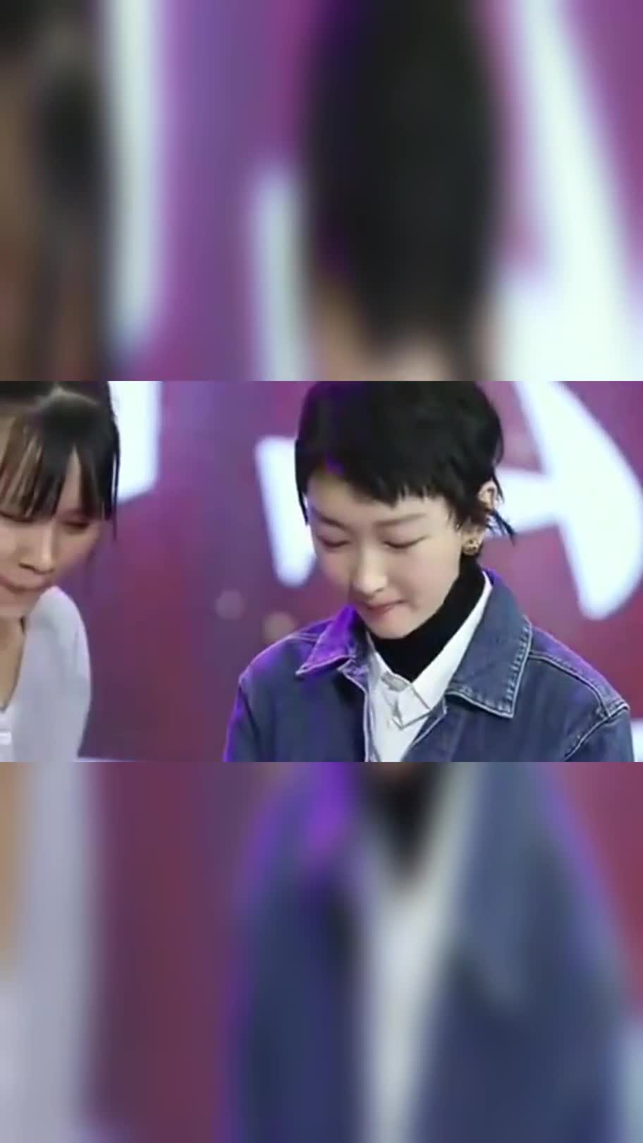 周冬雨吃饺子的表情太奇怪了,确定不是假吃吗,是因为不饿还是减肥?