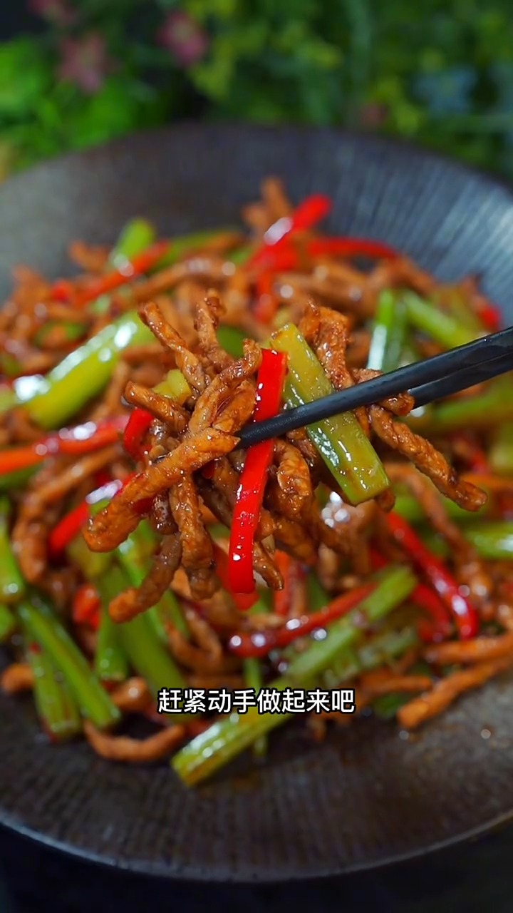 芹菜炒肉好吃有窍门,学会这个做法,真的太下饭了#美食