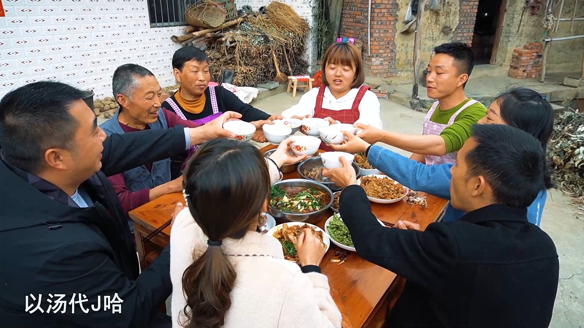 #美食记#桃子姐和包立春卖完猪肉，回娘家给弟妹庆生，做一桌好菜，美滋滋