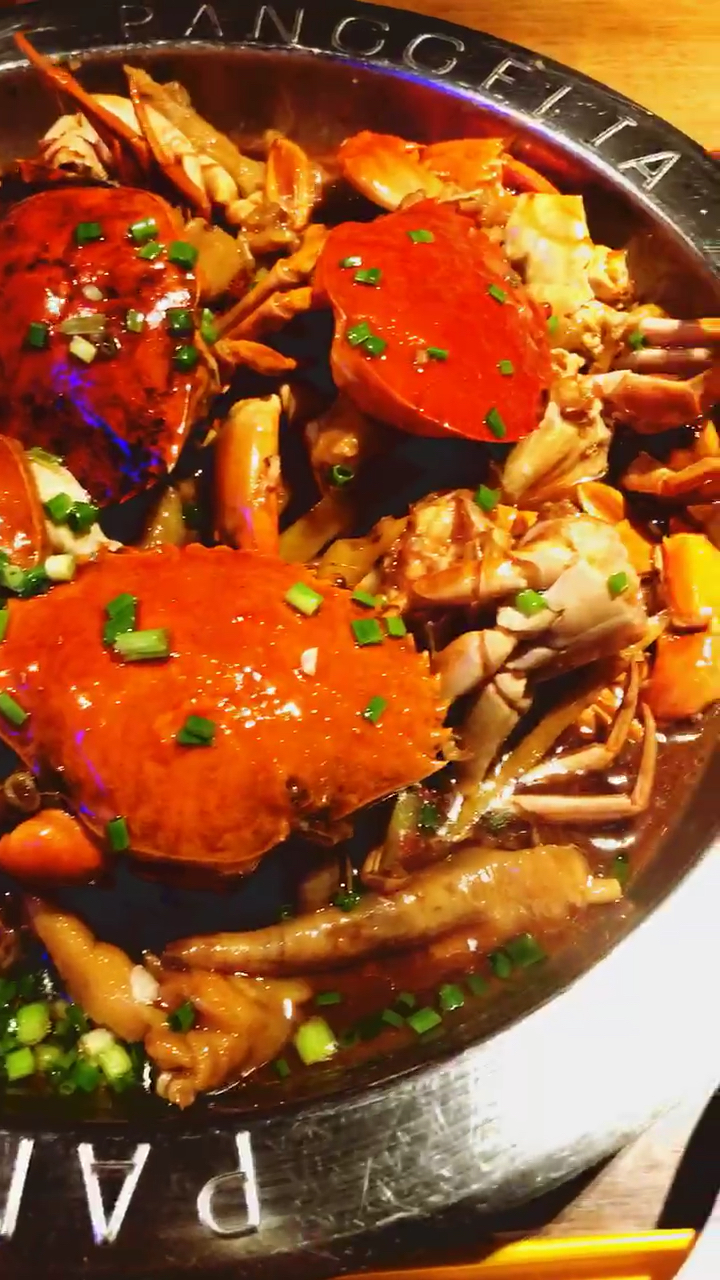 #秀出你的拿手菜#胖哥俩的肉蟹煲,采用缅甸进口青蟹,味道好吃分量足,全国300多家门店任你