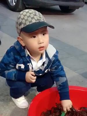 来表叔这吃龙虾 啤酒扳手成了他的新玩具看到龙虾嘴上说“好可怕 ”手里还在玩 一说开饭了 跑