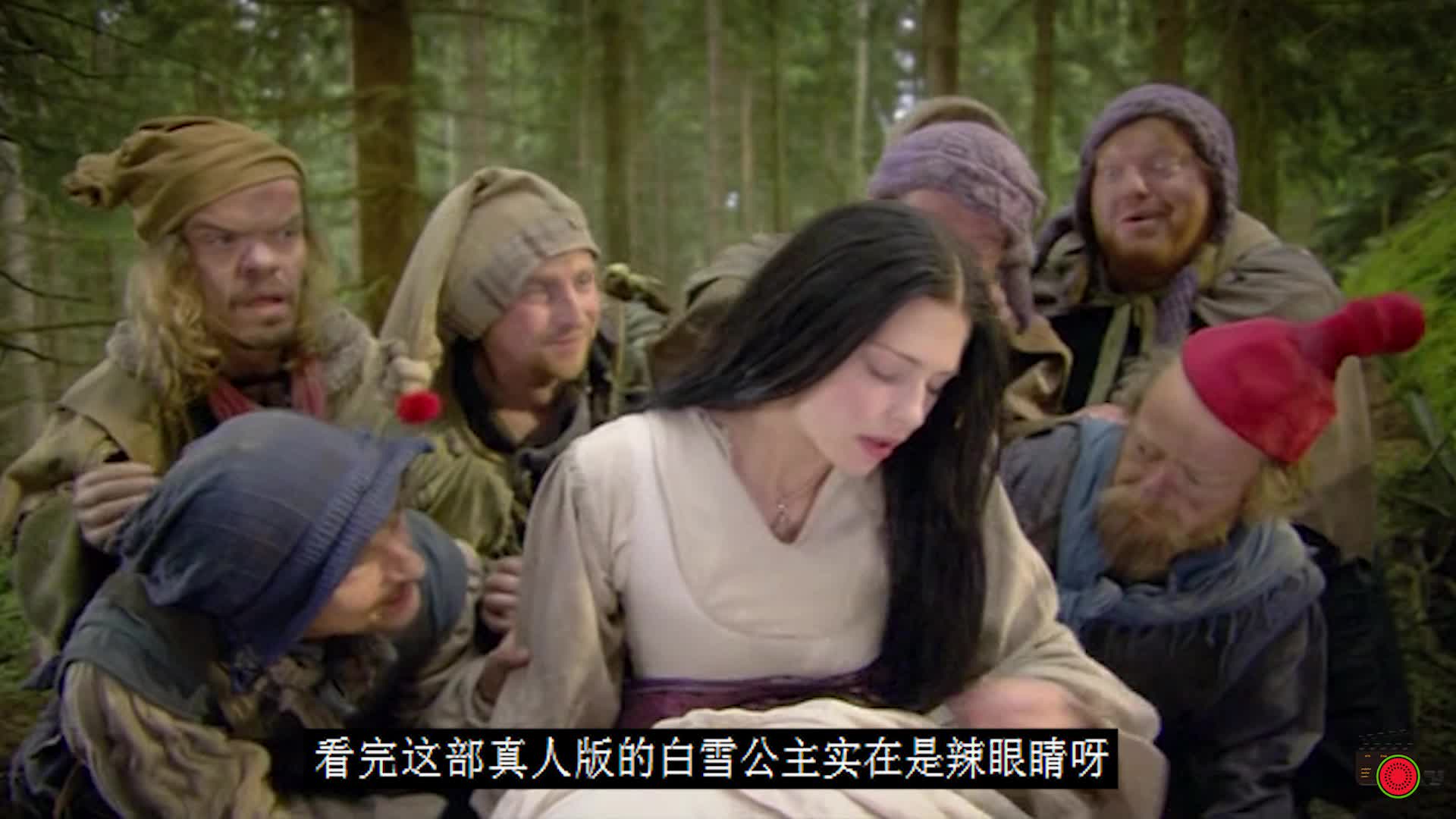 白雪公主被皇后陷害,被七个奇怪的小矮人所救,一部真人童话电影
