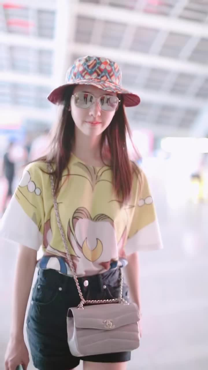 #爱自拍的小姐姐#今日街拍:。有人喜欢她吗?都说她长得像奶茶妹妹章泽天。但是我觉得她比章泽