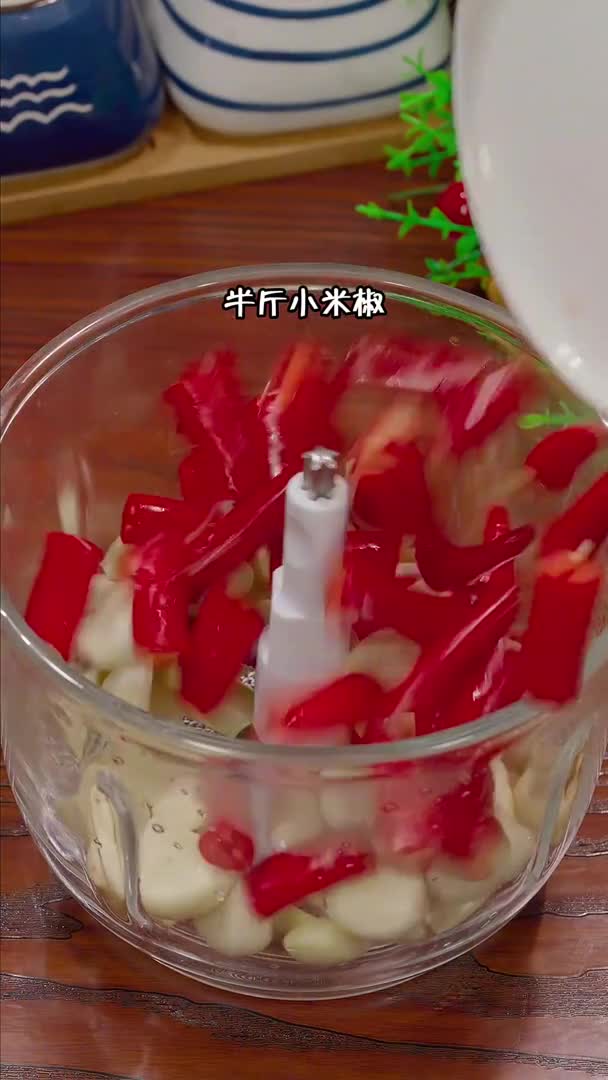 #我要上热门#自制的蒜蓉辣酱,做法简单,蒜香浓郁,无论是拌饭拌面,炒菜,做烧烤都少不了蒜蓉