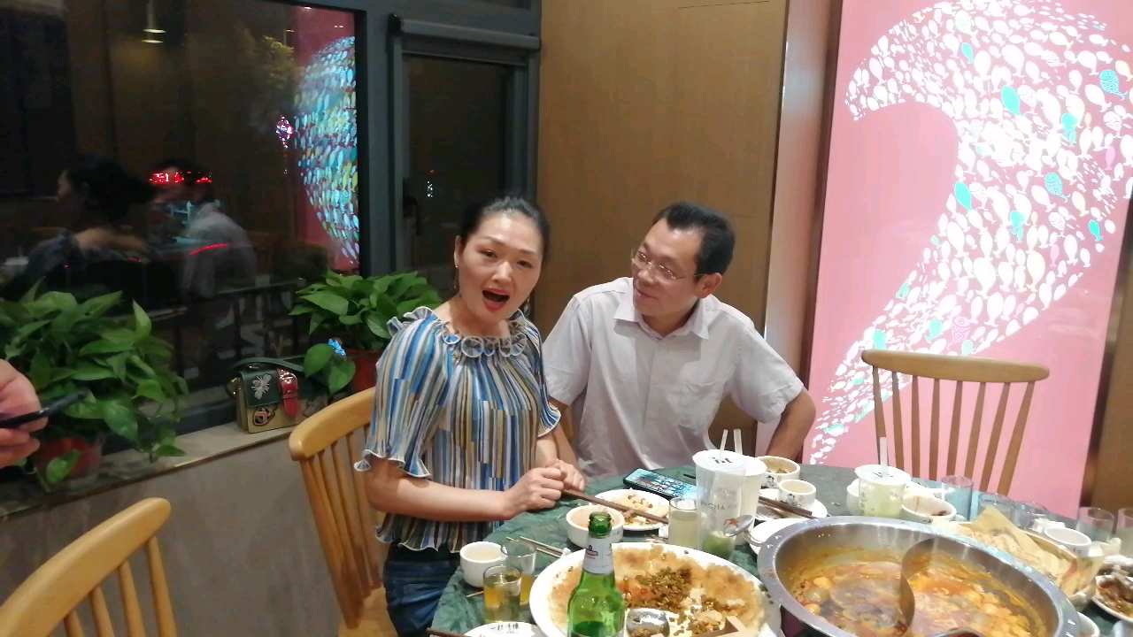 网上纷丝见到挂面姐姐了,来喋李二鲜鱼火锅