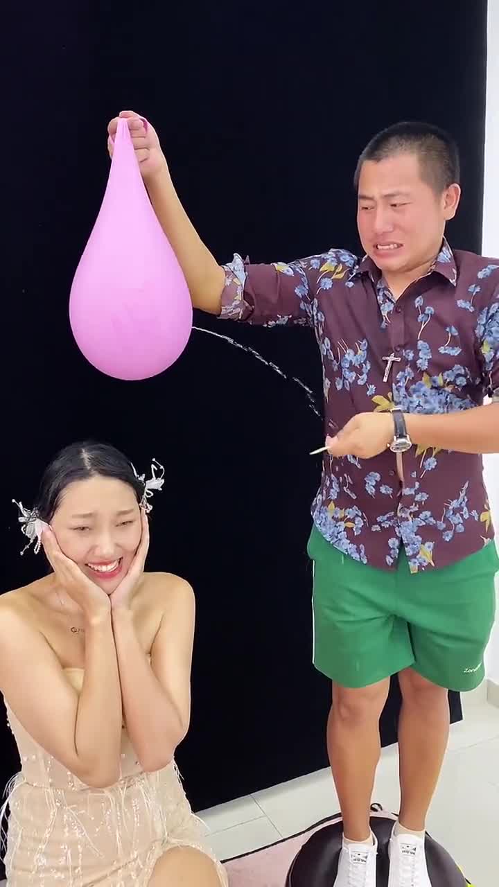 为什么我跟别人玩的不一样,新娘等着“挨浇”呢!气球还扎不破。