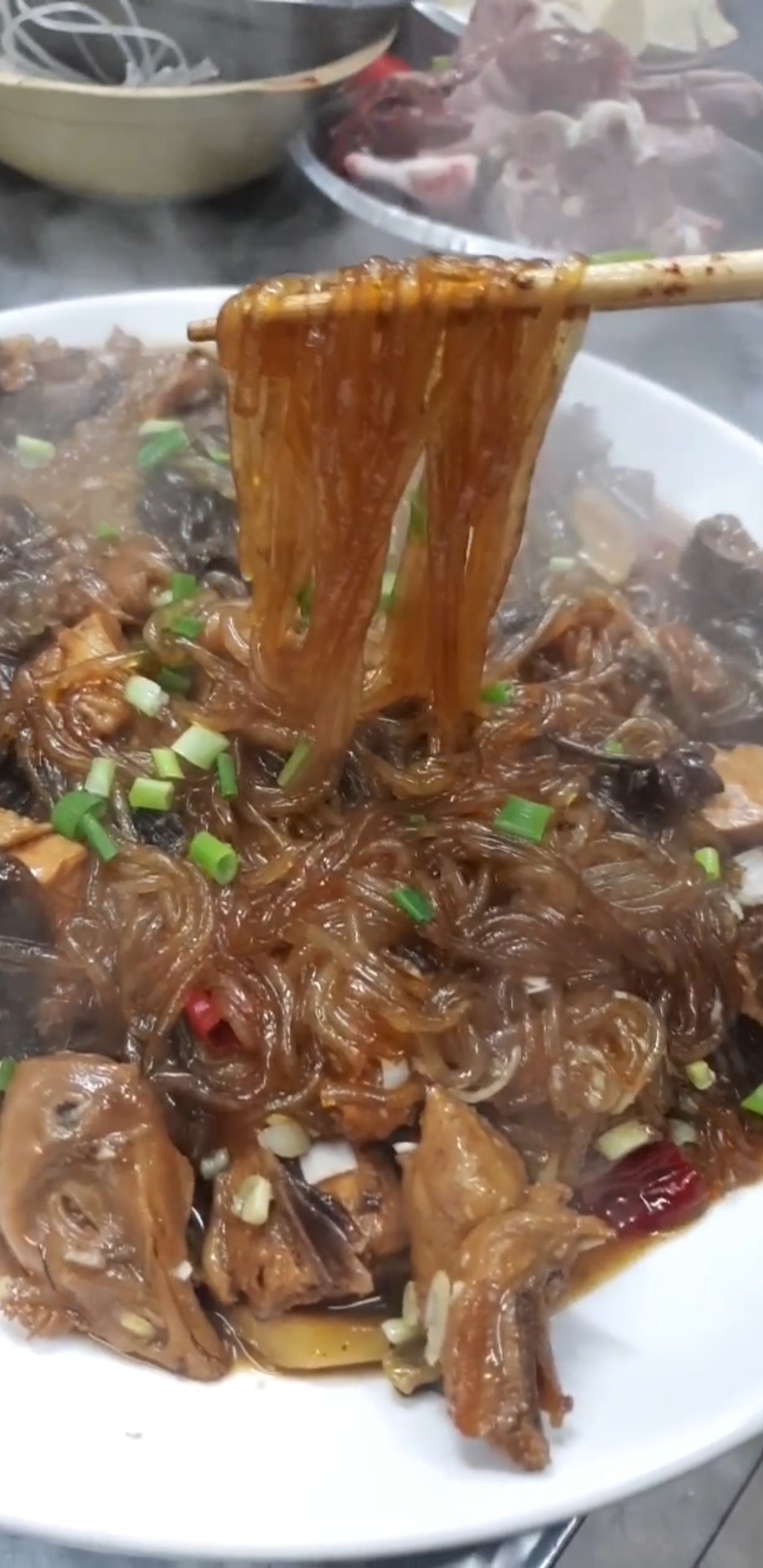 #东北美食#东北十大硬菜之一,小鸡炖蘑菇加粉条