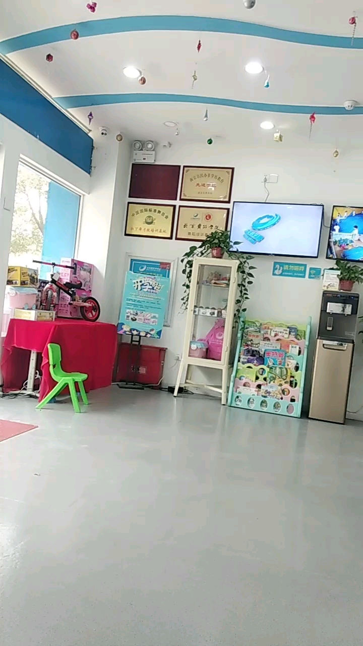 每周都来小天鹅艺校,小朋友加油坚持就是胜利