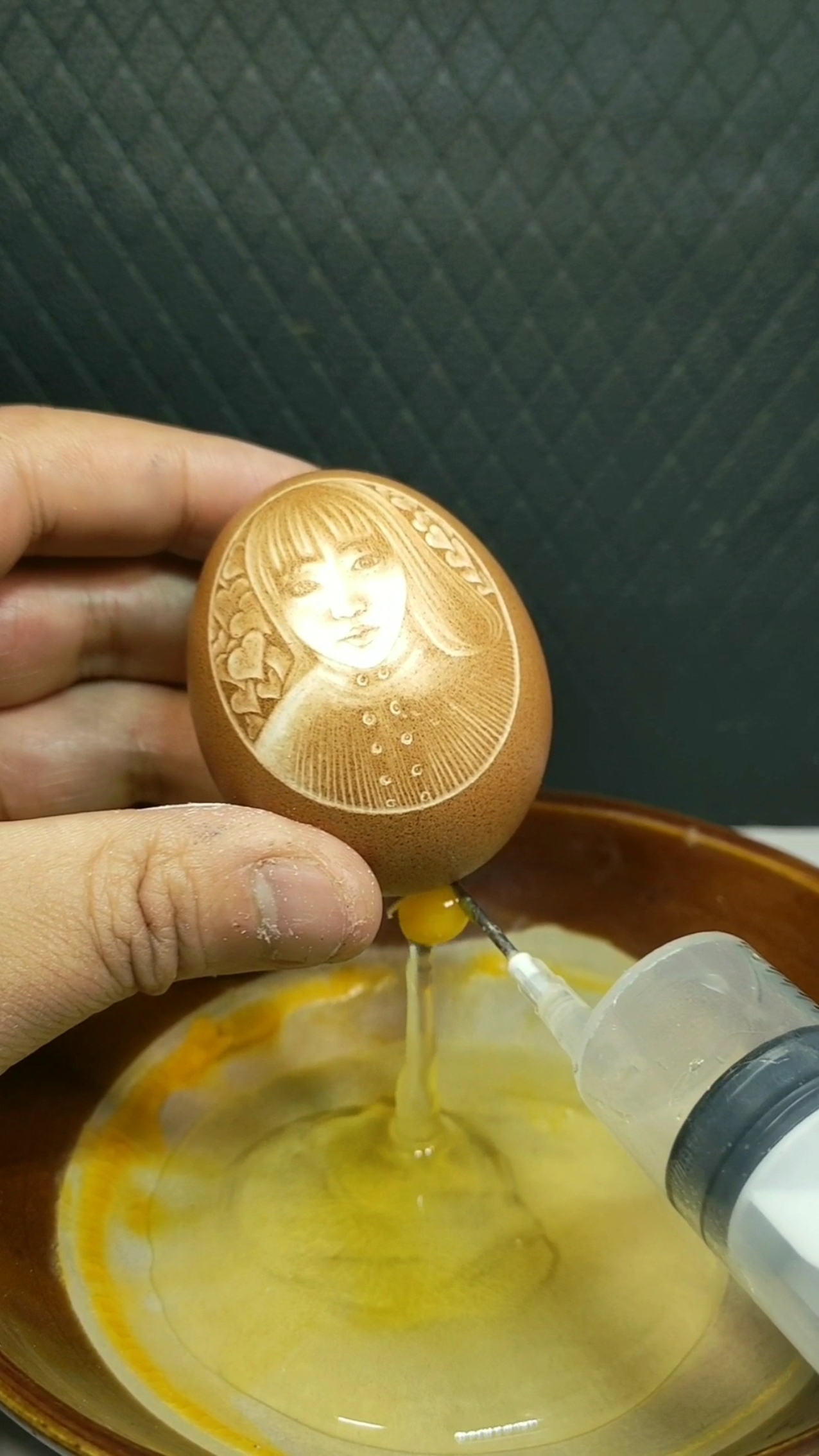 鸡蛋上雕刻女朋友照片,做工艺品