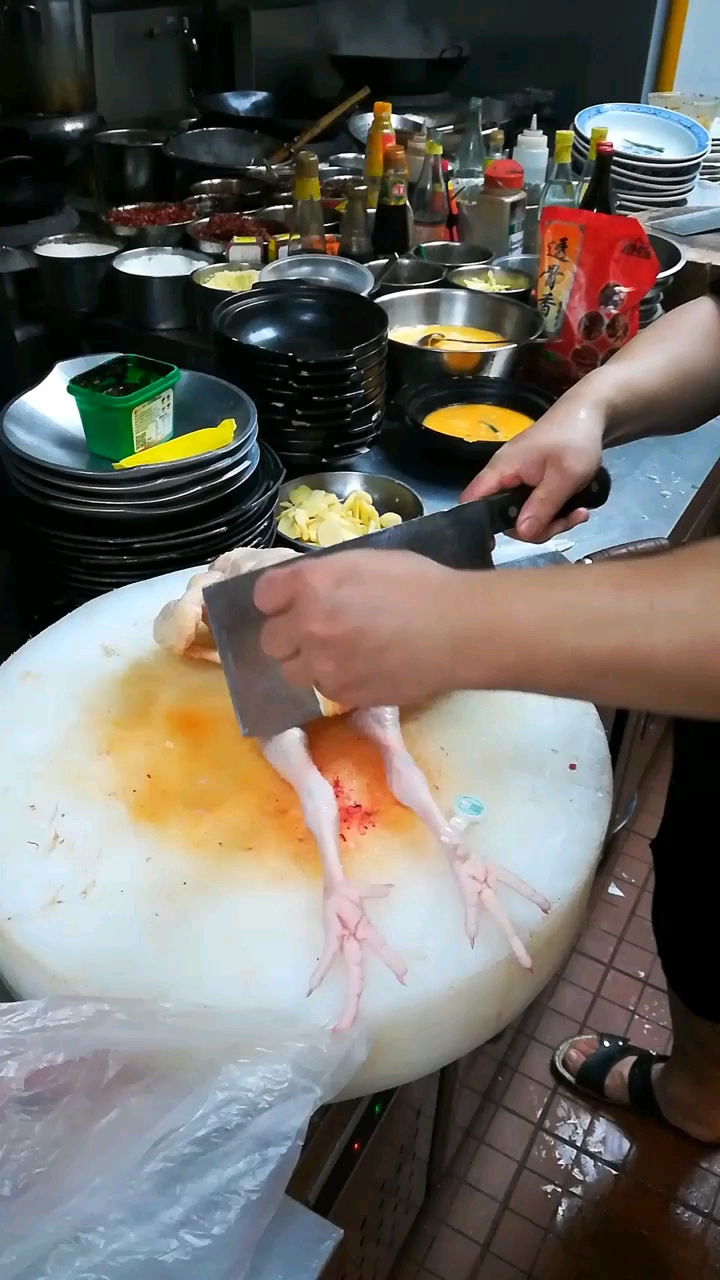 整鸡分解手法好利索,不愧是专业配菜老大。