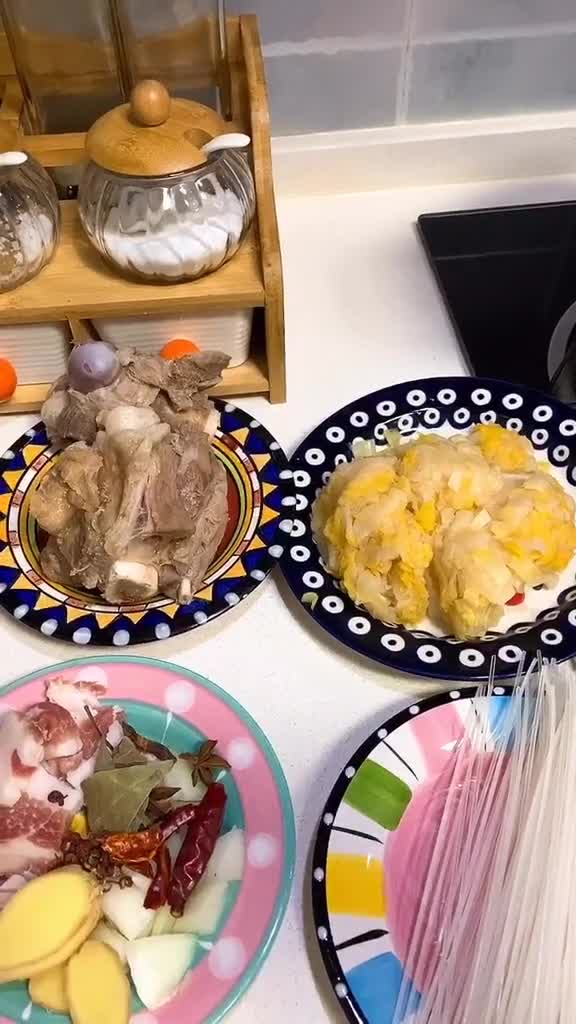 酸菜大骨头炖粉条,要了命的香呀