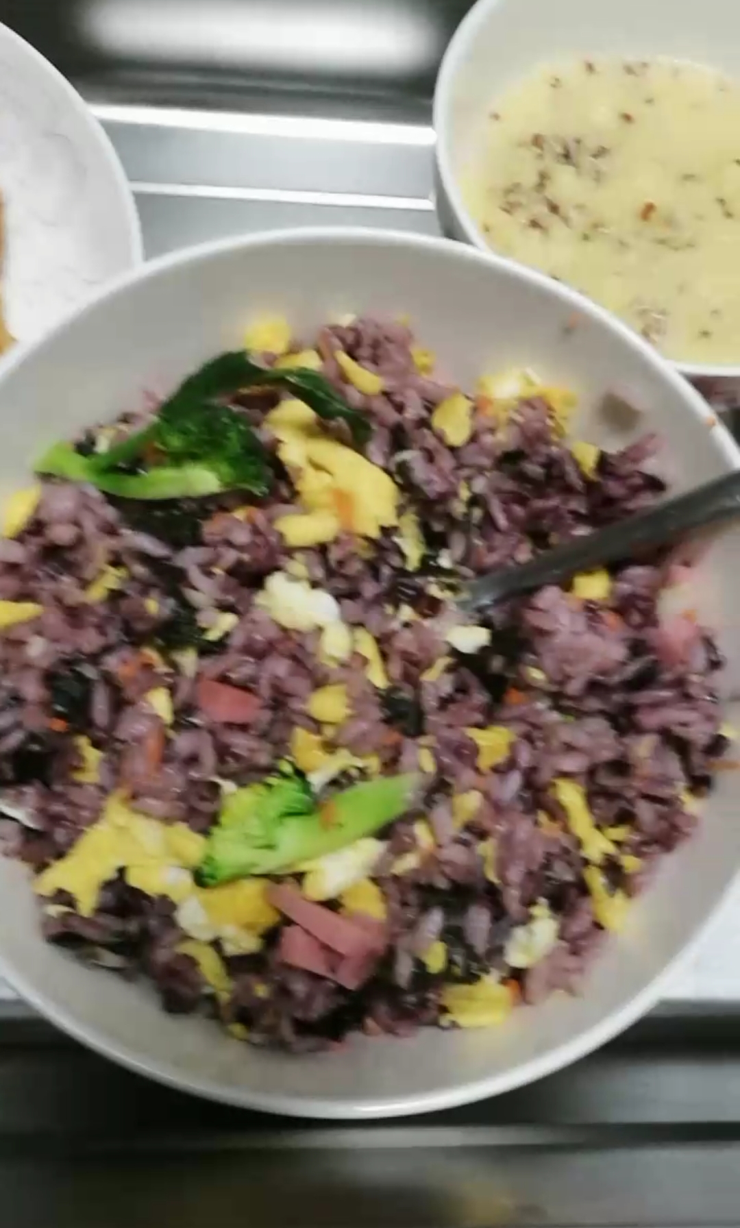 #自制美食#女儿的早餐:小米藜麦粥,软炸肉,西兰花胡萝卜火腿海苔鸡蛋炒黑米饭