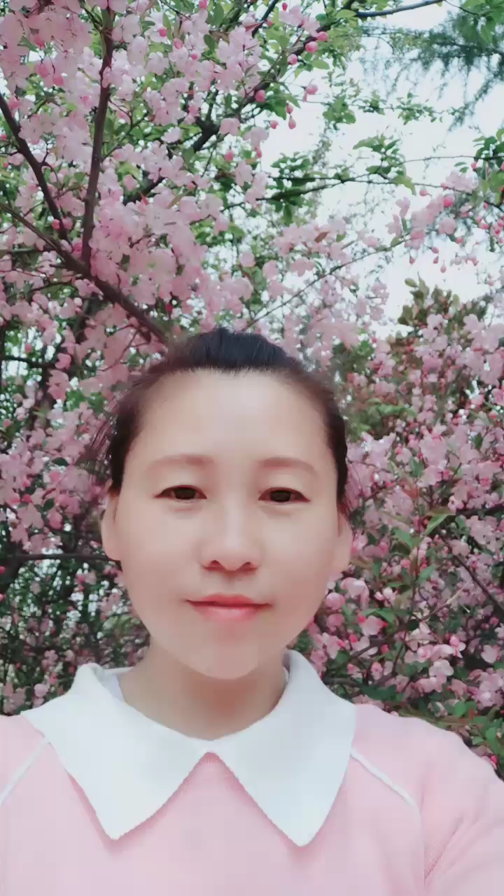 #最美人间四月天#红公鸡,绿尾巴,身体钻到地底下。