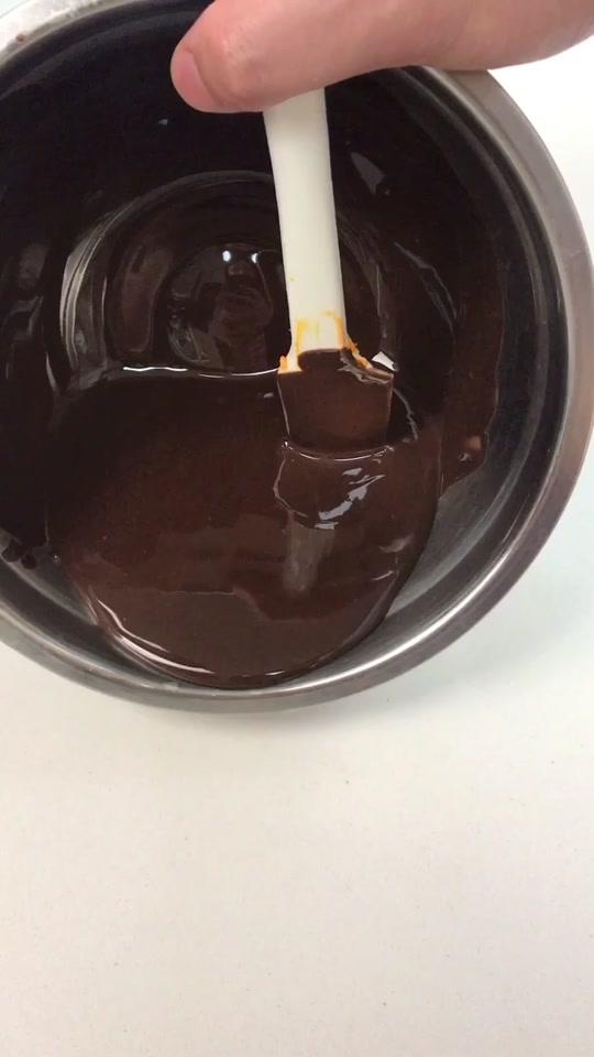 巧克力烟卷的制作～制作的难点是对温度的控制和铲烟卷的手法力度!??#十万个怎么做 #巧克力