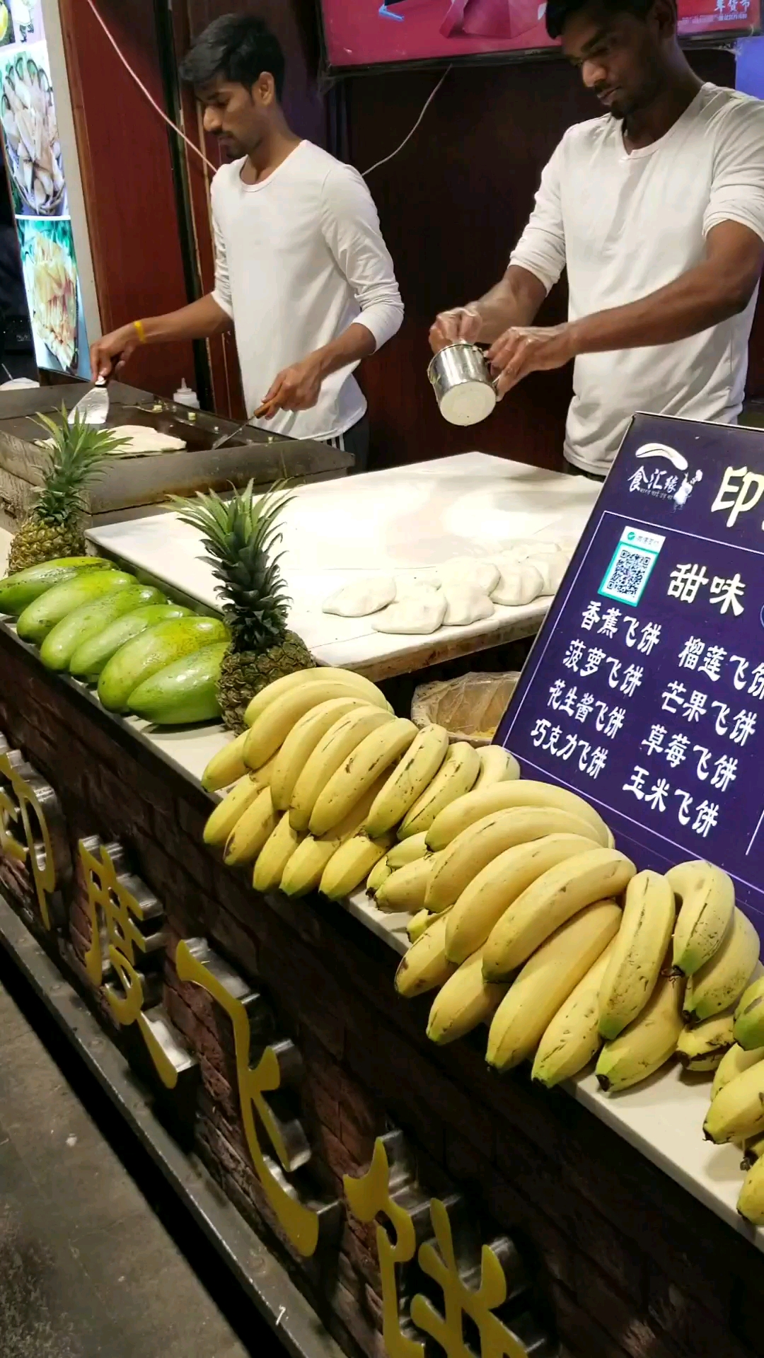 #美食#厦门的一条小吃巷里,也有这么个小摊  ,还真有女士光顾……