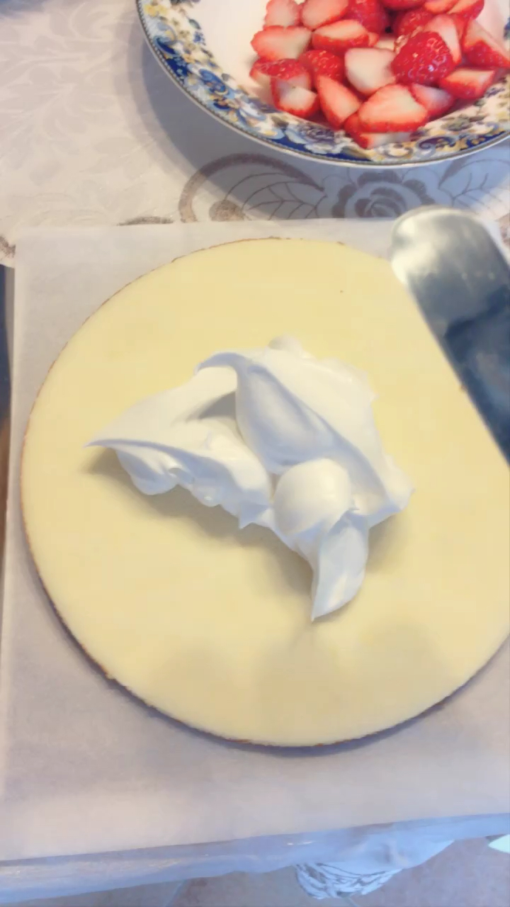 草莓鲜奶蛋糕