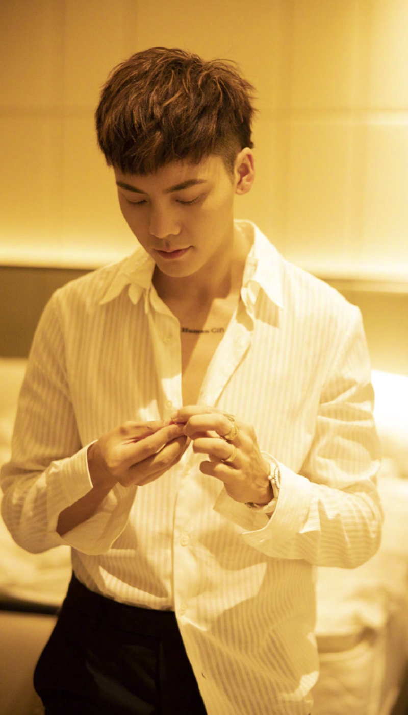 #国际亲吻日#来来来,看陈伟霆大哥的帅照