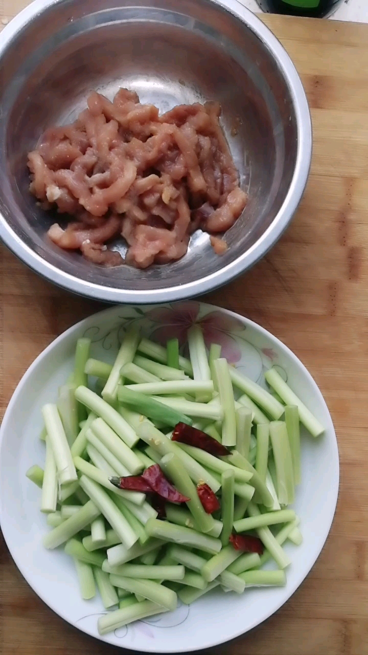 晚餐菜苔炒火腿、蒜苔肉丝、凉拌黄瓜,酸奶水果沙拉、野蘑菇煲土鸡汤