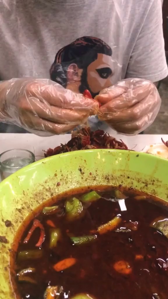 吃龙虾的正确方式就是让男朋友帮你剥 