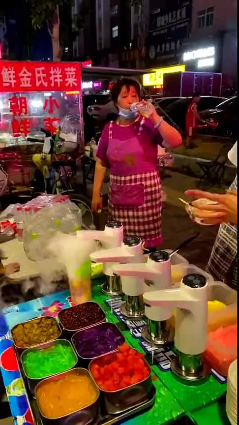 #搞笑段子#美女白天的时候穿名牌开豪车,没想到晚上却在做这样的工作,这都什么世道?