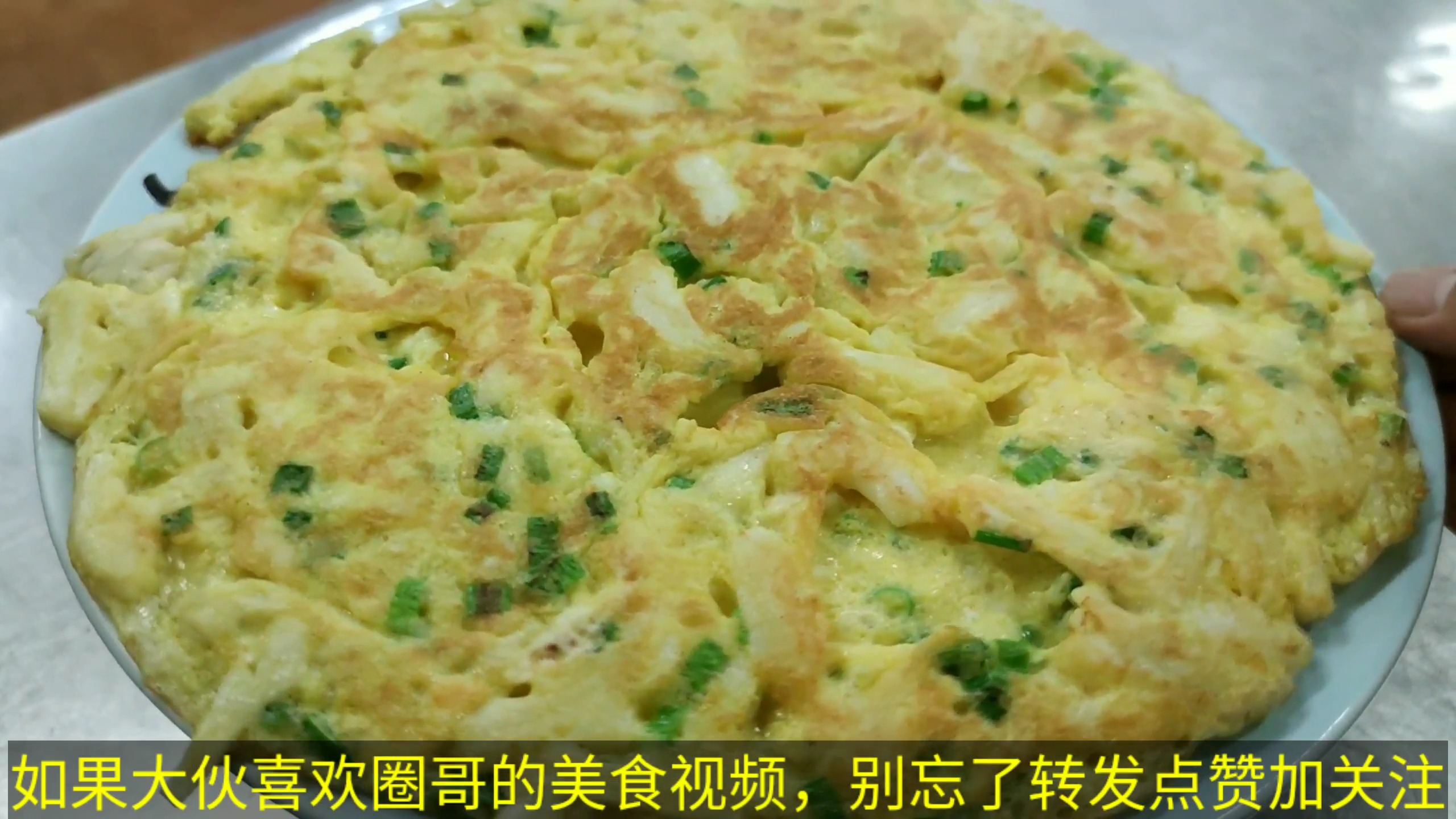 #面条鱼#餐厅来个大厨应聘,老板让他用面条鱼做盘菜,看这翻勺技术没问题