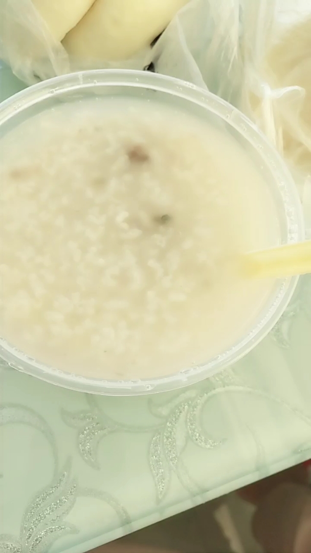 干肠包子皮蛋瘦肉粥
